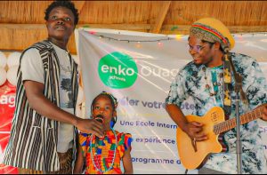 Marché de Noël à Enko Ouaga. L'artiste conteur A wassa a entretenu les enfants de contes inspirants 